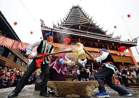 Personas del grupo étnico Dong celebran festival Dongnian