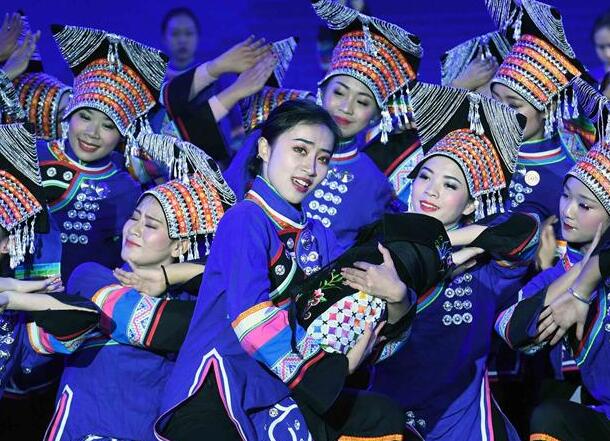 El 5 carnaval de bailes celebrado por personas de China, Laos y Vietnam