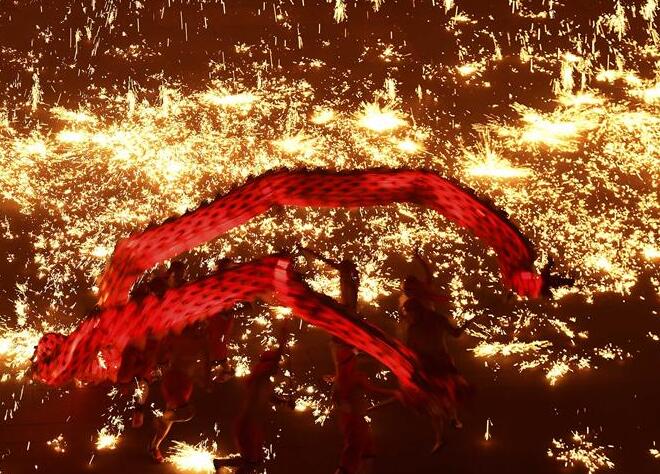Danza del dragón de fuego para recibir al Año Nuevo en Zaozhuang