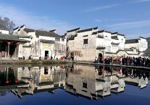 Turistas visitan poblado antiguo Hongcun en provincia de Anhui