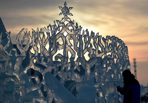 Se lleva a cabo concurso internacional de escultura de hielo en Mundo de Hielo y Nieve de Harbin