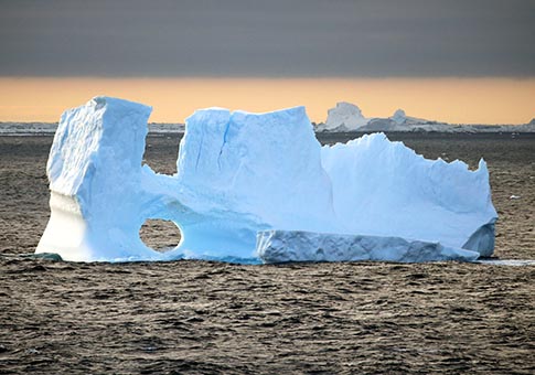 Paisajes de icebergs cerca de la Estación Zhongshan en Antártida