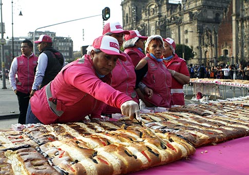 Ceremonia para partir la Mega Rosca de Reyes de 440 metros de longitud en la Ciudad de México