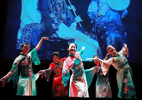 Bailarinas interpretan danza folclórica para celebrar Año Nuevo Lunar chino