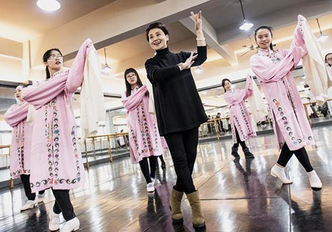 Cursos opcionales de ópera atraen a muchos estudiantes universitarios en Wuhan