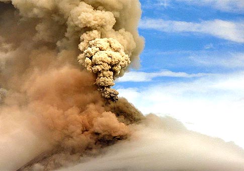 Filipinas: Volcán Monte Mayón hace erupción