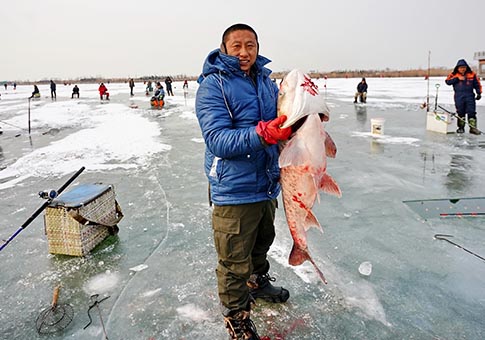 Pescan sobre Lago Caofei en Tangshan, Hebei