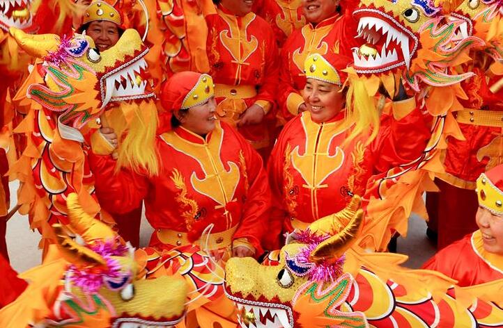 Danza de dragón en preparación para celebrar el Año Nuevo Lunar chino