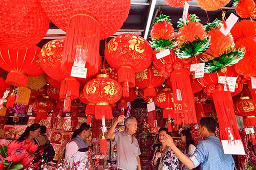 Seleccionan decoraciones para celebrar el Año Nuevo chino en Kuala Lumpur, Malasia