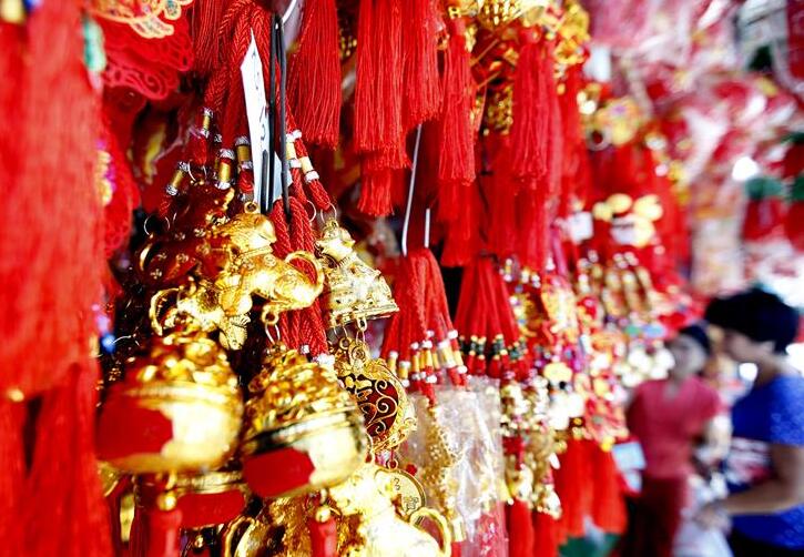 Artículos alusivos al Año Nuevo Lunar chino en el Barrio Chino de Yangón