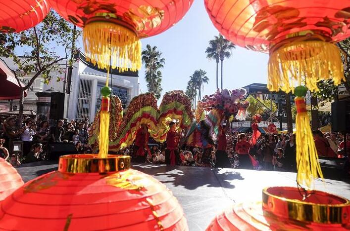 La danza del dragón para celebrar el Año Nuevo Lunar chino en Los Angeles