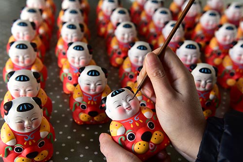 Jiangsu: Figurillas de arcilla Huishan que representan el Año Nuevo Lunar chino del Perro