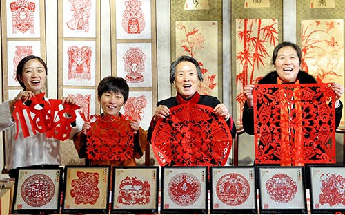 Hebei: Gente crea papel cortado para recibir al Año Nuevo lunar chino del Perro