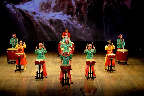 Compañía Teatral Tambor de Primavera de Jiangdu realiza espectáculo por próximo Año Nuevo Lunar chino en Dhaka, Bangladesh