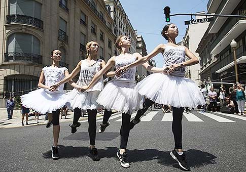 Integrantes del Ballet Nacional de Danza de Argentina participan de un ensayo público durante una protesta