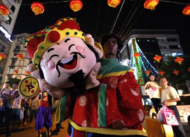 Danza del Dragón para el Año Nuevo Lunar chino en Myanmar