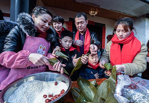 Zhejiang: Trabajadores migrantes participan en varias actividades folclóricas con sus hijos para celebrar el próximo Festival de Primavera en Tangqi