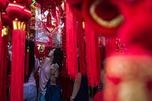 Indonesia: Venden ornamentos para la celebración del Año Nuevo Lunar chino en Yakarta