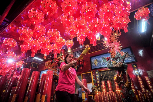 Personas oran previo al Año Nuevo Lunar chino en Yakarta, Indonesia