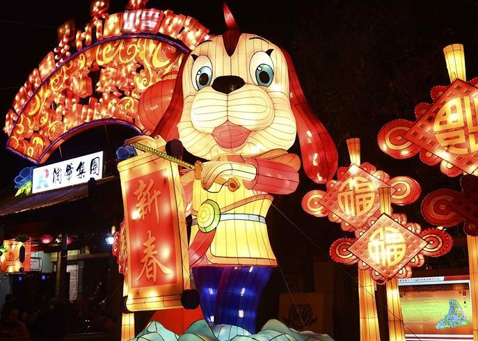 Las linternas y las decoraciones para el Año Nuevo Lunar chino en Jinan