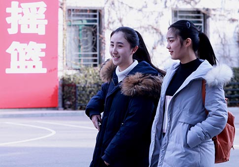 Fotos de estudiantes que realizarán examen de arte acuden a Academia Central de Teatro, en Beijing