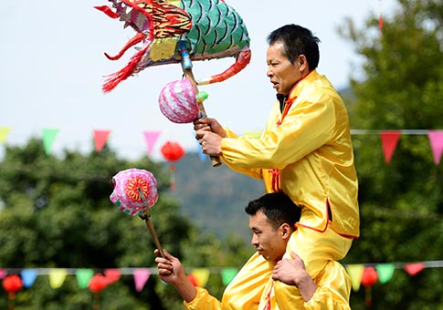 Diferentes actividades llevadas a cabo para festejar Año Nuevo Lunar chino alrededor de China
