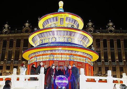 Exhibición "Light the Heart of Europe" con gigantes linternas chinas en Bruselas