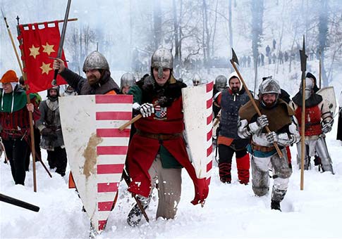 Actores participan en una recreación de una batalla medieval en Samobor, Croacia