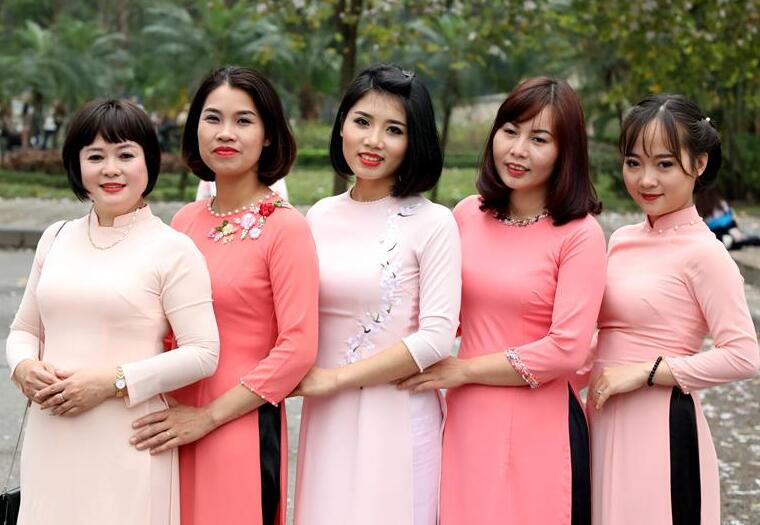 Mujeres vietnamitas portando el traje tradicional Ao Dai