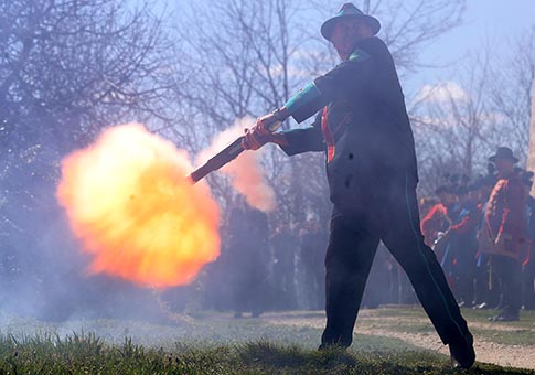 Presentan costumbre tradicional de disparar chispas en Pascua en Desinic, Croacia