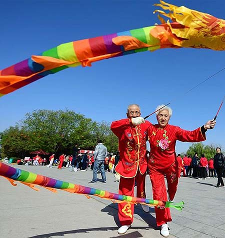 Shanxi: Residentes juegan al diábolo durante las vacaciones por el Festival de Qingming