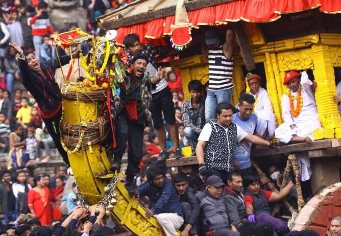 Nepalíes tiran de una carroza para celebrar el festival Bisket Jatra