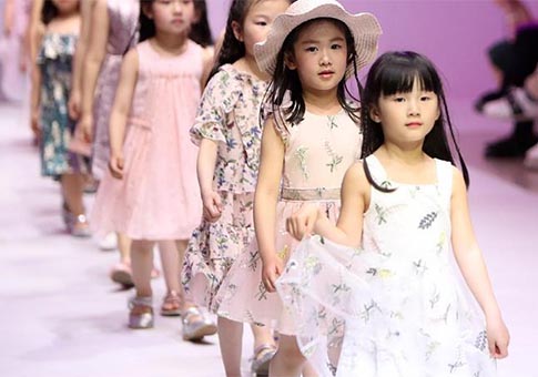 Niñas modelos en espectáculo de moda en Shanghai