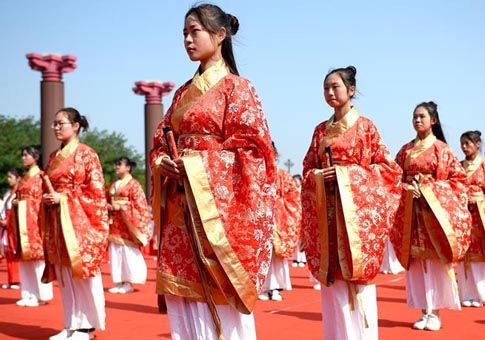 Estudiantes chinos participan en ritual de mayoría de edad