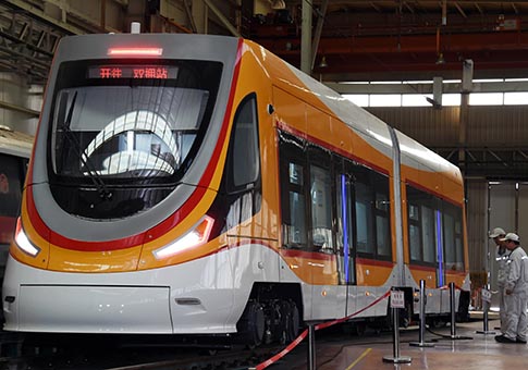 Primer tranvía chino que se usará en meseta de Qinghai-Tíbet salió de línea de producción en Qingdao