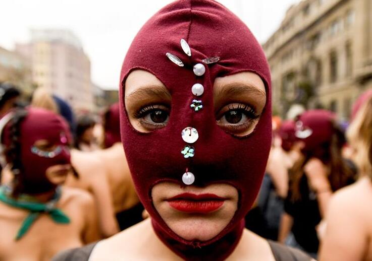 Miles de chilenas marchan contra educación sexista y acosos