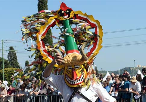 Celebran desfile del 13 Festival Internacional de Máscaras Iberianas