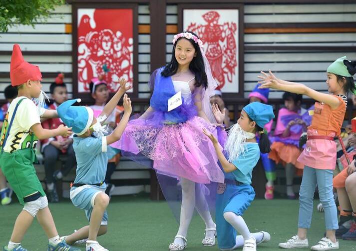 Estudiantes muestran ropa hecha con residuos en Shijiazhuang