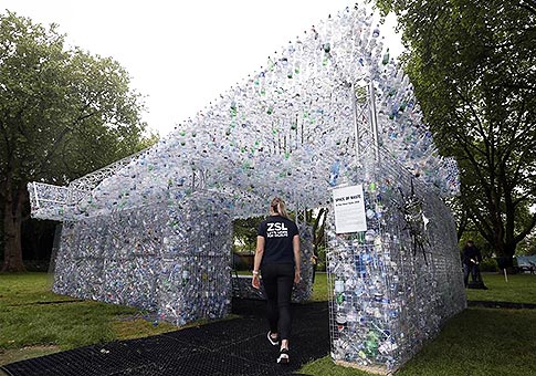 Instalación de arte que destaca el problema de la contaminación plástica en Zoológico de Londres
