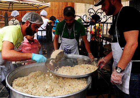 Siria: Voluntarios preparan comida para pobres y menos afortunados en mes sagrado del Ramadán