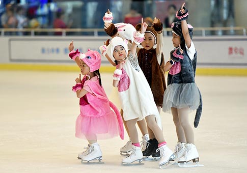 Fujian: Niñas participan en concurso de patinaje en Fuzhou