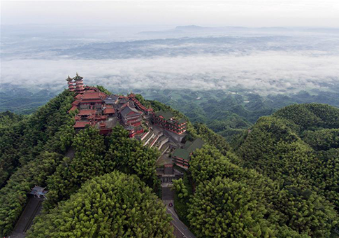 Sichuan: Las nubes se ciernen sobre bosques de bambú y residencias rurales
