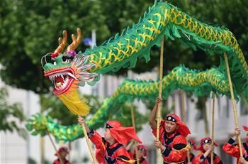 La danza del dragón para el Festival de Botes de Dragón en Hebei