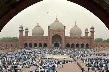 Musulmanes pakistaníes ofrecen oraciones del Eid al-Fitr en la Mezquita Badshahi