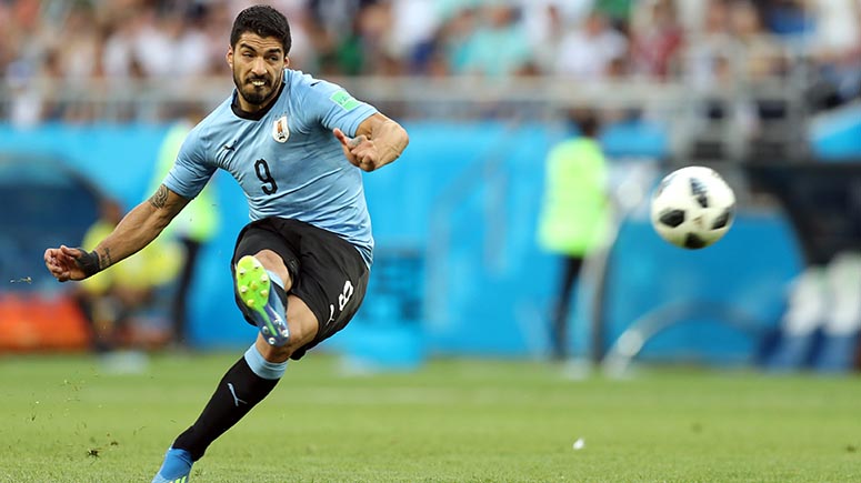 (Rusia 2018) Suárez celebra centésimo partido con gol que lleva a Uruguay a octavos de final