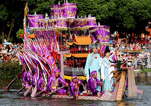 Celebran el Festival del Bote del Dragón en Shanghai