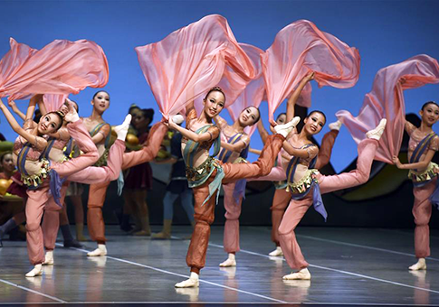 Beijing: Jóvenes bailarinas interpretan ballet "El Ciervo de Nueve Colores"