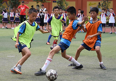 Hebei: Estudiantes asisten a entrenamiento de fútbol en Escuela Primaria Guangmingnan