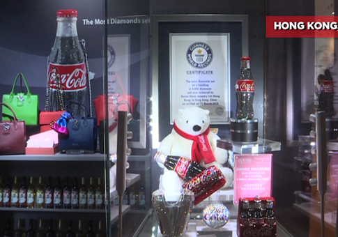 Botella de Coca Cola cubierta de diamantes, en Hong Kong
