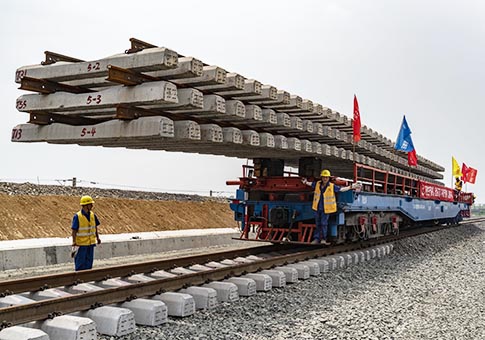 Colocan vías a lo largo de segmento de Hubei de línea ferroviaria Ordos-Ji'an
